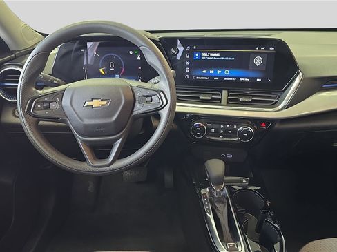 Used 2025 Chevrolet Trax LT image 9
