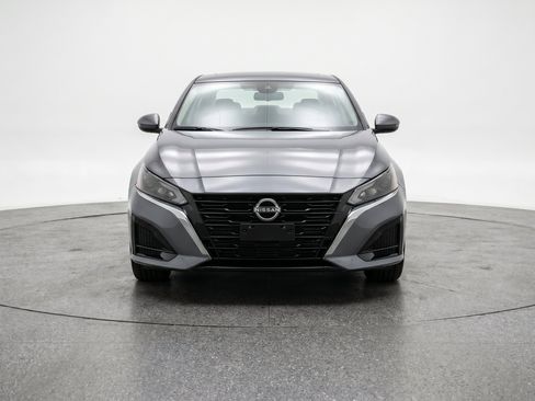 Used 2025 Nissan Altima 2.5 SV FWD image 2