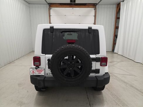 Used 2016 Jeep Wrangler Unlimited Rubicon w/ Connectivity Group AWD/4WD image 4