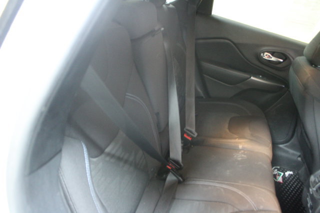 Used 2019 Jeep Cherokee Latitude w/ Cold Weather Group FWD image 9