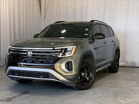Used 2024 Volkswagen Atlas Peak Edition SE image 2