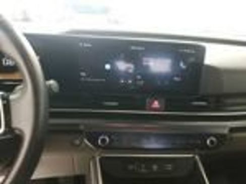 Used 2025 Kia Carnival FWD image 2
