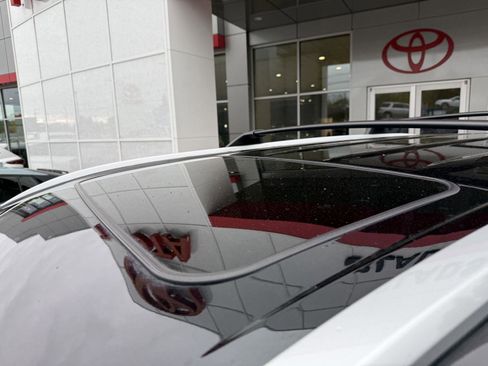 Used 2023 Toyota Highlander XLE AWD/4WD image 10
