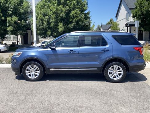 Used 2018 Ford Explorer XLT w/ Equipment Group 201A AWD/4WD image 3