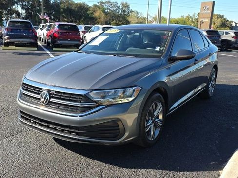 Used 2022 Volkswagen Jetta SE image 2