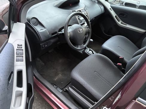 Used 2009 Toyota Yaris 4-Door Hatchback image 7