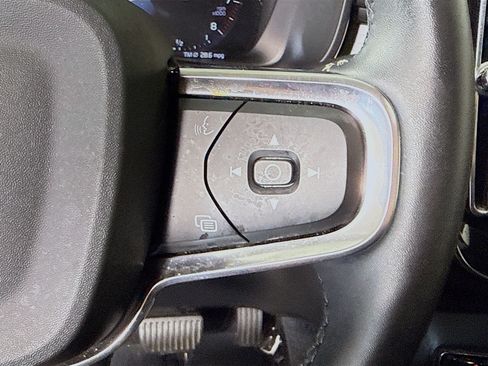 Used 2022 Volvo XC40 T4 Momentum FWD image 15