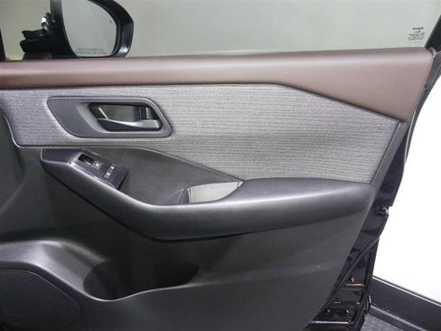 Used 2023 Nissan Rogue S AWD/4WD image 18