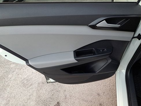 Certified 2022 Volkswagen Taos SE image 11