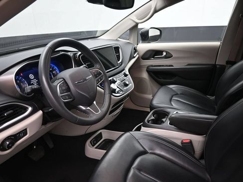 Used 2023 Chrysler Pacifica Touring-L FWD image 19