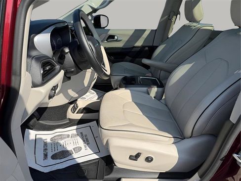 Used 2018 Chrysler Pacifica Limited w/ Advanced Safetytec Group FWD image 18
