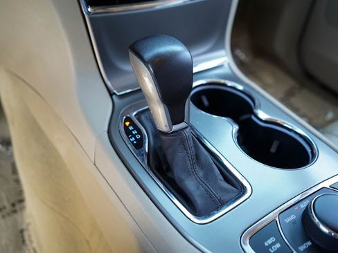 Used 2020 Jeep Grand Cherokee Overland AWD/4WD image 34