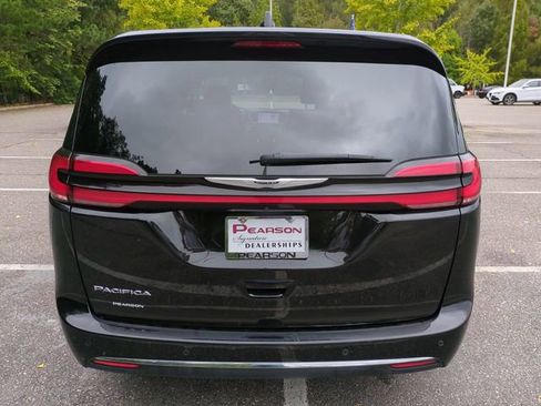 Used 2024 Chrysler Pacifica Touring-L image 5