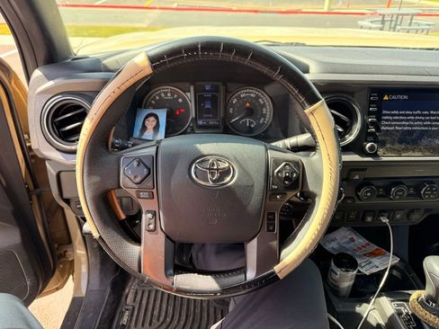Used 2020 Toyota Tacoma TRD Off-Road w/ Technology Package AWD/4WD image 9