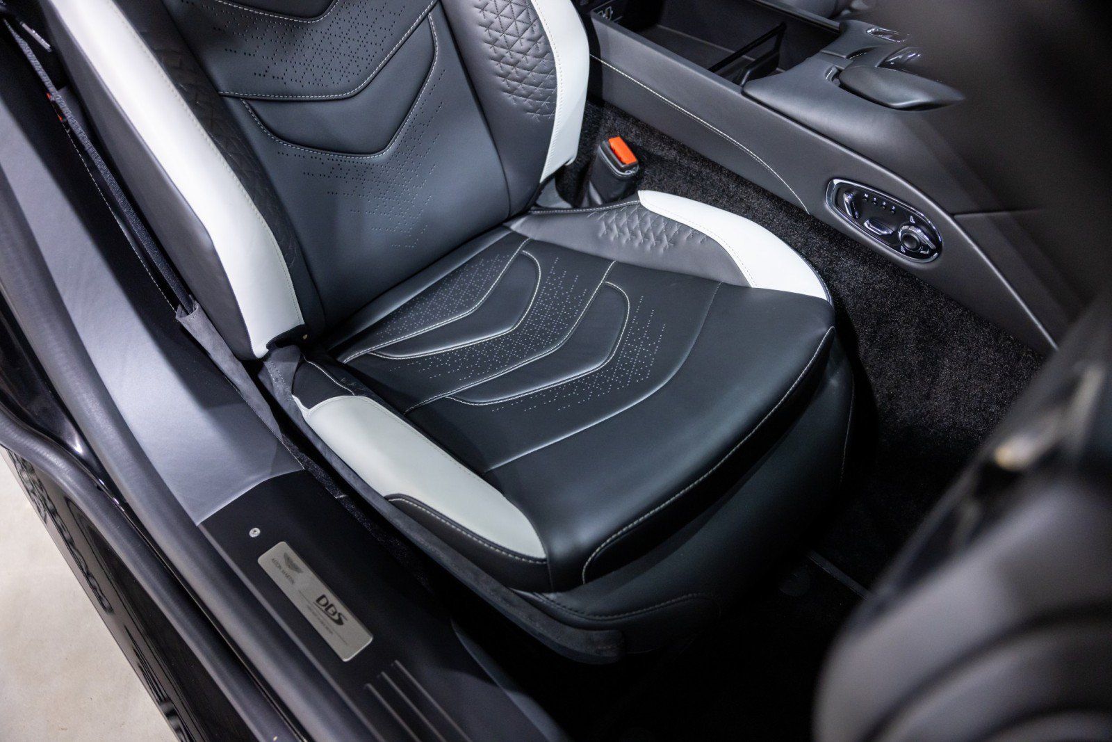 Used 2022 Aston Martin DBS Superleggera RWD image 34