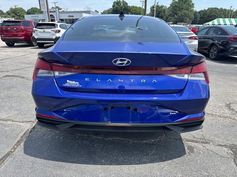 Used 2022 Hyundai Elantra SEL w/ Convenience Package FWD image 4