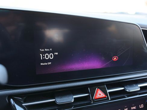 Used 2024 Kia Niro SX Touring image 24