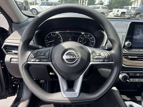 Used 2025 Nissan Altima 2.5 SV FWD image 19