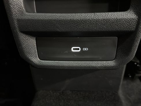 Certified 2025 Volkswagen Taos SE image 33