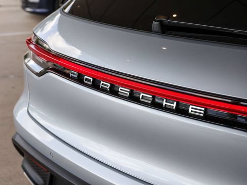 Certified 2023 Porsche Macan AWD/4WD image 14