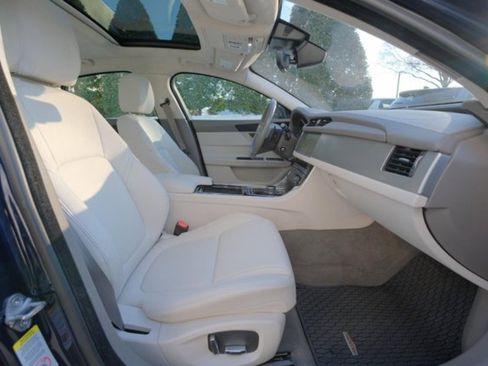 Used 2020 Jaguar XF Premium image 19