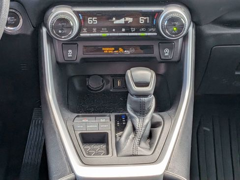 Used 2021 Toyota RAV4 XLE w/ Convenience Package FWD image 19