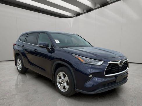 Used 2022 Toyota Highlander LE image 7