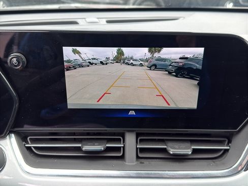 Used 2025 Chevrolet Trax LT w/ LT Convenience Package image 19