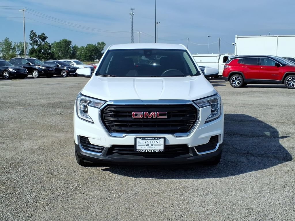 Used 2024 GMC Terrain SLE FWD image 2