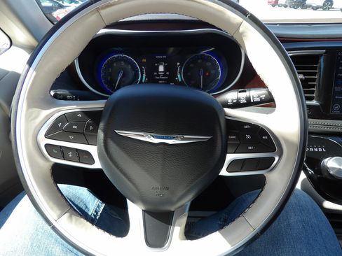 Used 2020 Chrysler Pacifica Limited FWD image 17
