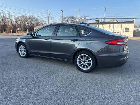Used 2020 Ford Fusion SE image 3