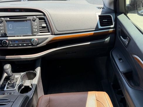 Used 2017 Toyota Highlander Limited w/ Carpet Mat Package FWD image 11
