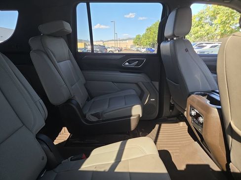 Used 2022 GMC Yukon XL SLT w/ SLT Premium Package AWD/4WD image 9