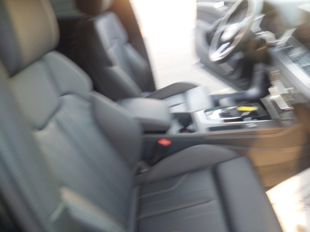 Used 2025 Audi Q5 2.0T Premium Plus w/ Premium Plus Package AWD/4WD image 34