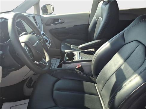 Used 2024 Chrysler Pacifica Touring-L FWD image 18