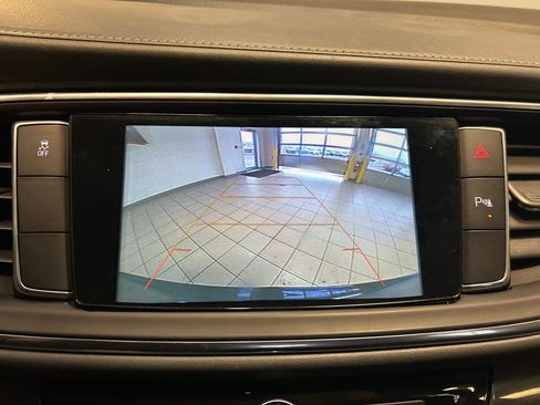 Used 2019 Buick Enclave Essence image 12