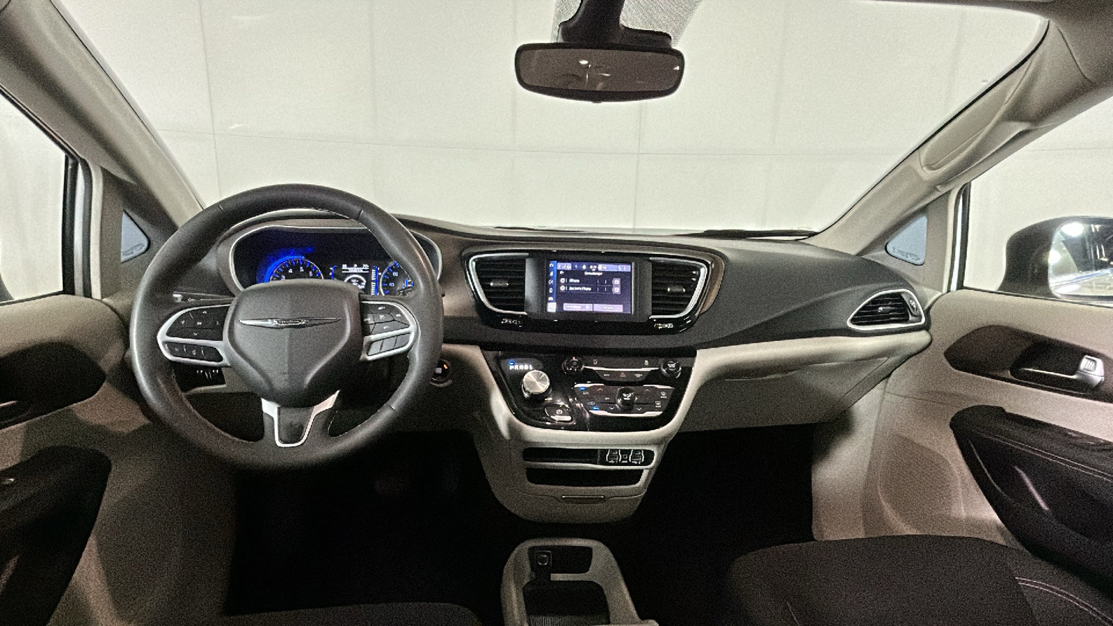 Used 2024 Chrysler Voyager LX FWD image 31