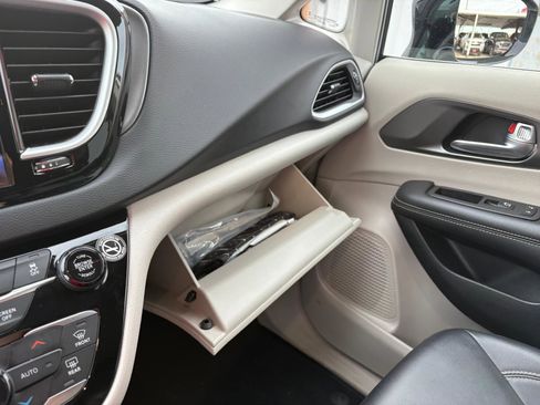 Used 2024 Chrysler Pacifica Touring-L image 37