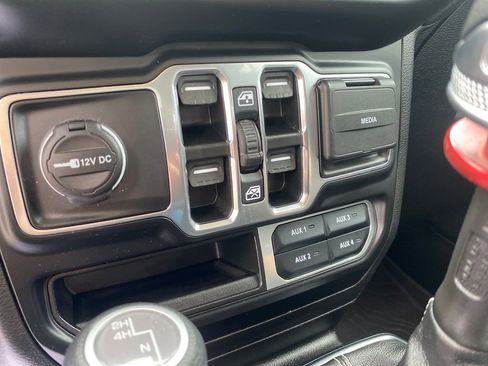 Used 2022 Jeep Wrangler Unlimited Sahara w/ Cold Weather Group AWD/4WD image 21