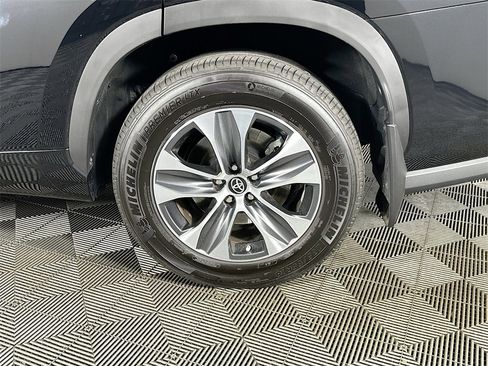 Used 2025 Toyota Highlander XLE image 32