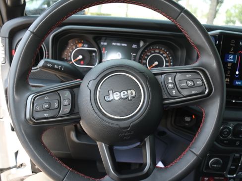 Used 2024 Jeep Wrangler Unlimited Rubicon AWD/4WD image 11