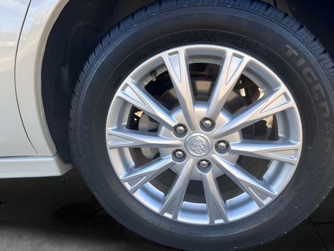 Used 2011 Buick Lucerne CXL image 19