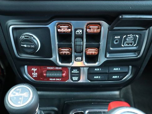 Used 2025 Jeep Wrangler Unlimited Rubicon AWD/4WD image 17