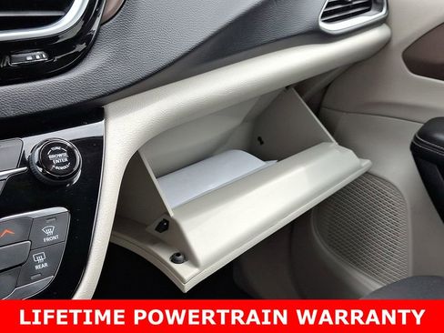 Used 2022 Chrysler Voyager LX image 26