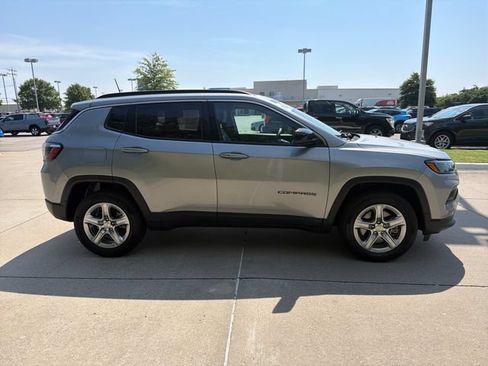 Used 2024 Jeep Compass Latitude AWD/4WD image 11