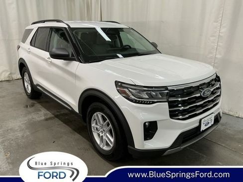 Used 2025 Ford Explorer Active w/ Active Comfort Package image 1