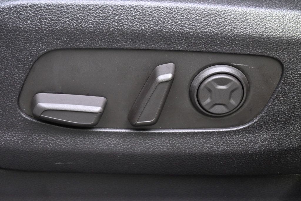 Used 2025 Kia Carnival FWD image 14