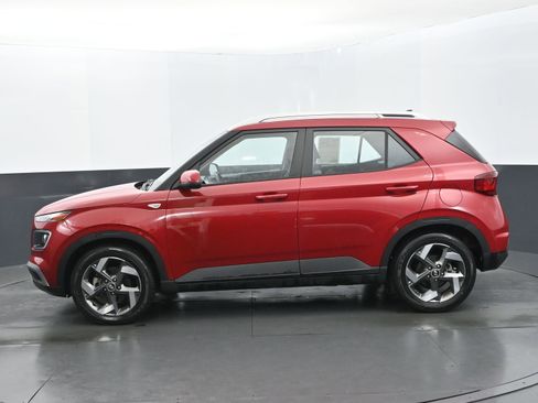 Used 2022 Hyundai Venue Limited image 2