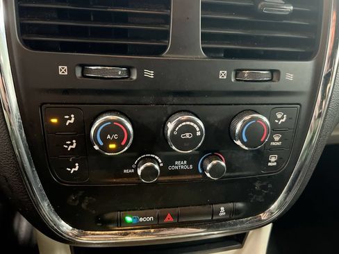 Used 2019 Dodge Grand Caravan SXT FWD image 16