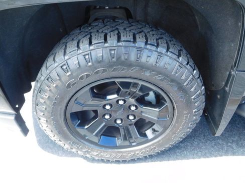 Used 2018 Chevrolet Silverado 1500 LT w/ Midnight Edition AWD/4WD image 9